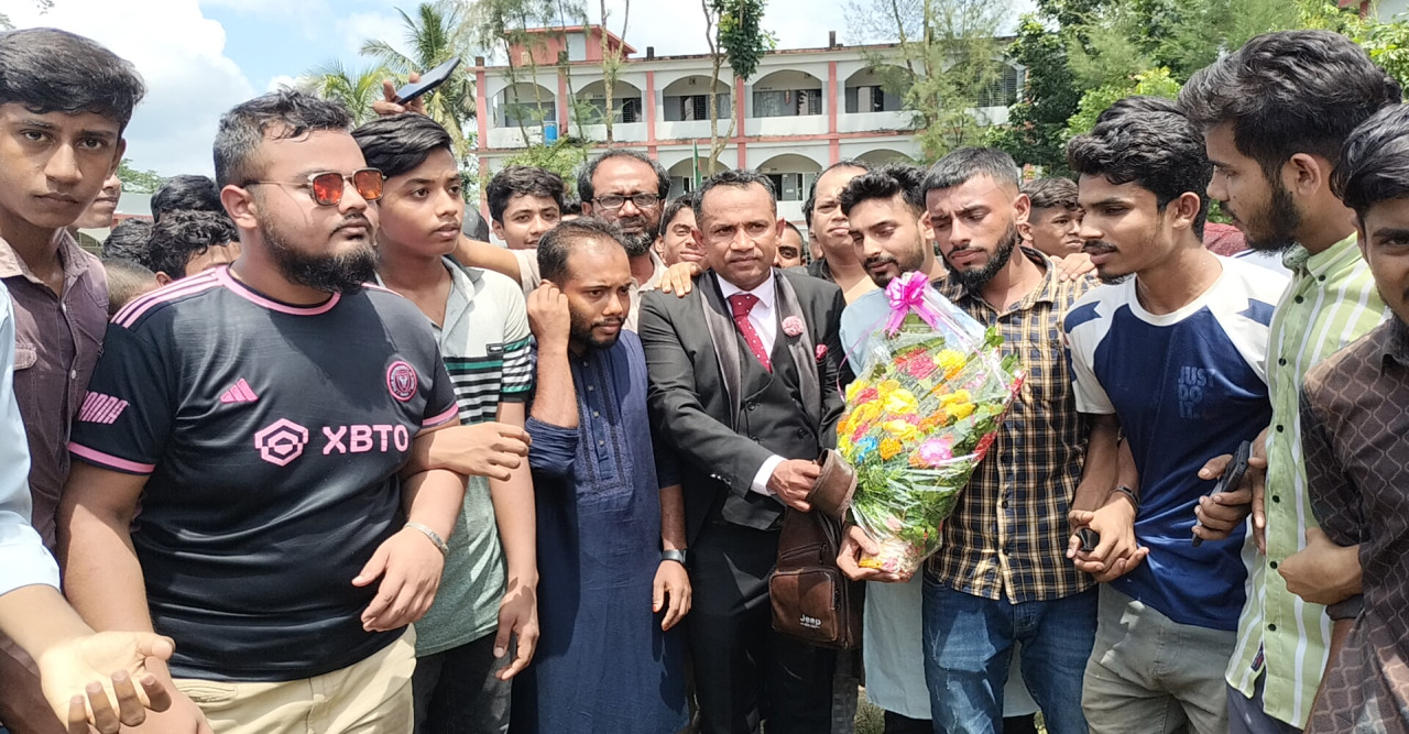 নোয়াখালীতে প্রবাসী হেলিকপ্টারের শুভ উদ্বোধন করলেন আবিরপাড়ার মামুন।
