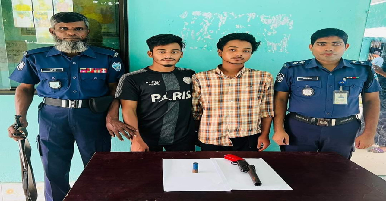 নোয়াখালীর বেগমগঞ্জে আগ্নেয়াস্ত্র-কার্তুজসহ দুই তরুণ গ্রেফতার।