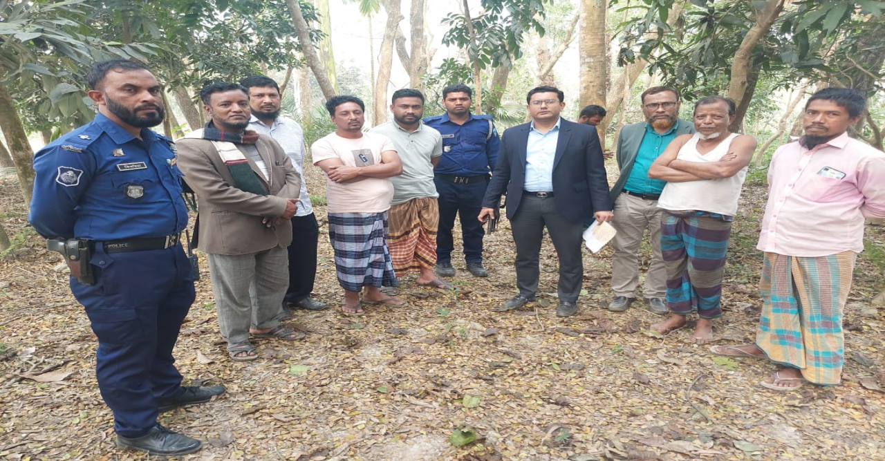 নোয়াখালী বেগমগঞ্জে কৃষি জমি থেকে মাটি উত্তোলনে মোবাইল কোর্ট পরিচালনা অর্থদন্ড গ্রেফতার-২