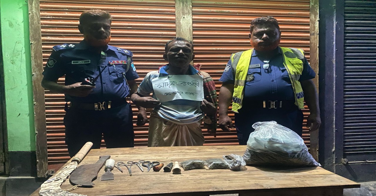 কালিহাতীতে যৌথ বাহিনীর অভিযানে দেশীয় অস্ত্রসহ মাদক ব্যবসায়ী আটক