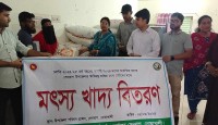 নোয়াখালীতে প্রান্তিক মৎস্য চাষিদের মাঝে মৎস্য খাদ্য বিতরণ