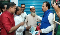 চাটখিলে সরকারের উন্নয়ন কর্মকান্ডের লিফলেট বিতরণ করলো আলহাজ্ব জাহাঙ্গীর আলম।